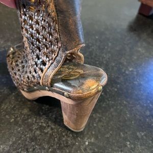 Beautiful leather brown weaved design sandal